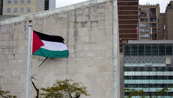 A bandeira palestina tremula sobre o Jardim das Rosas, na sede das Nações Unidas. - Sputnik Brasil