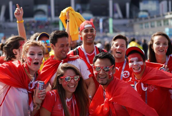 Torcedores suíços antes da partida contra a Suécia - Sputnik Brasil