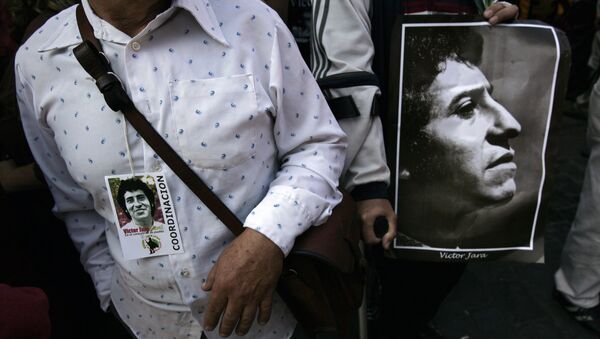 Cartaz com foto de Victor Jara, foto de 2009. - Sputnik Brasil