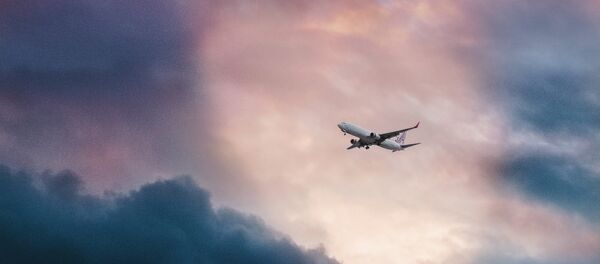 Avião em céu (imagem referencial) - Sputnik Brasil