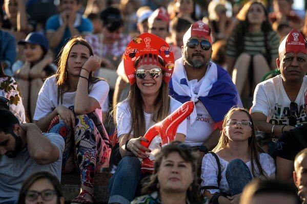 Torcedores assistem à partida entre a Seleção Australiana e a Seleção Islandesa na zona dos fãs na cidade russa de Volgogrado - Sputnik Brasil