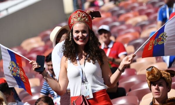 Torcedores chegam ao campo para ver ao vivo a partida entre Espanha e Rússia na Copa do Mundo - Sputnik Brasil