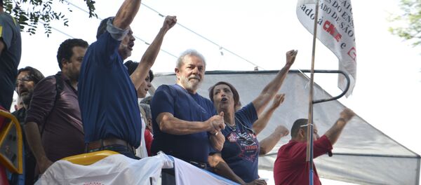 Lula discursa em frente à sede do Sindicato dos Metalúrgicos do ABC - Sputnik Brasil