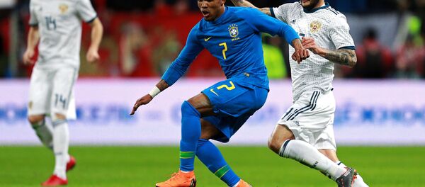 Douglas Costa domina a bola durante o amistoso contra a Rússia - Sputnik Brasil