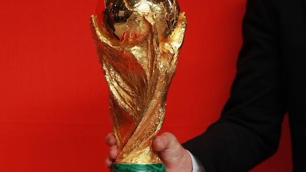 Lothar Matthaus segura a Taça da Copa do Mundo durante uma exposição do objeto no Aeroporto Internacional Sheremetyevo em Moscou, Rússia. - Sputnik Brasil