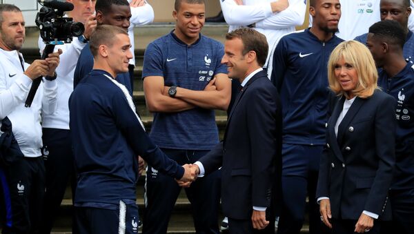 O presidente francês, Emmanuel Macron, aperta a mão do jogador da seleção francesa, Antoine Griezmann, - Sputnik Brasil