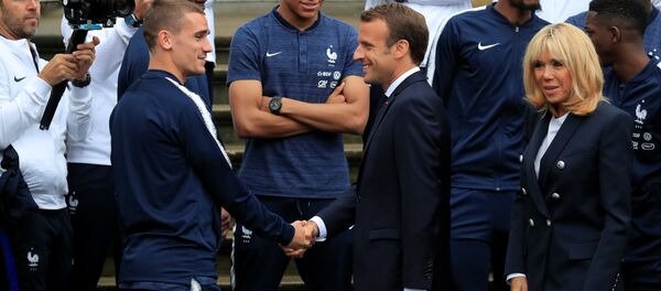 O presidente francês, Emmanuel Macron, aperta a mão do jogador da seleção francesa, Antoine Griezmann, - Sputnik Brasil
