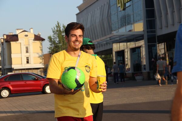 Torcedores do grupo Segue o Hexa jogam bola em Kazan, em 4 de julho de 2018 - Sputnik Brasil