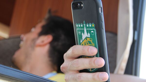 Logo do Segue o Hexa aparece na capa do celular de um dos torcedores - Sputnik Brasil