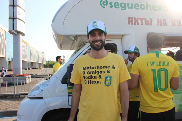 Lele, um dos torcedores do grupo Segue o Hexa, perto do motorhome, em Kazan, em 4 de julho de 2018  - Sputnik Brasil