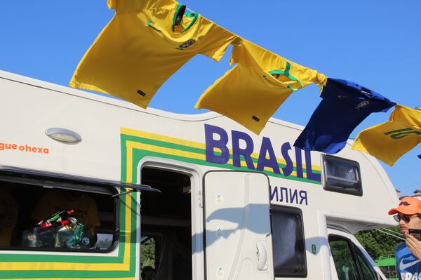 Camisetas da equipe brasileira perto do motorhome do grupo de torcida Segue o Hexa, em Kazan, em 4 de julho de 2018 - Sputnik Brasil