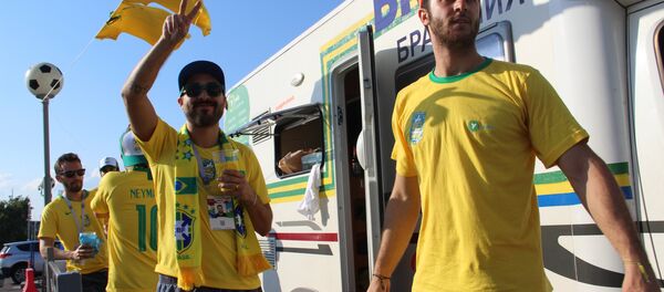 Torcedores do grupo Segue o Hexa perto do seu motorhome, em Kazan, em 4 de julho de 2018 - Sputnik Brasil