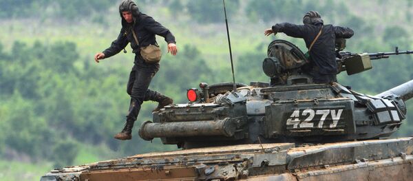 Tripulação de tanque T-72 depois de exercício de tiro no campo de treinamento Sergeevsky na região russa de Primorie - Sputnik Brasil