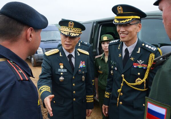 Comandante do 1º Exército da Coreia do Sul, general de exército Pak Chung Jin (no centro à esquerda) no campo de treinamento Sergeevsky na região russa de Primorie - Sputnik Brasil
