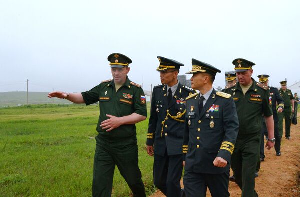 Em primeiro plano, da esquerda para a direita: o vice-comandante do 5º Exército, coronel Nikolai Karnazhitsky, e o comandante do 1º Exército da Coreia do Sul, general de exército Pak Chung Jin, no campo de treinamento Sergeevsky na região russa de Primorie - Sputnik Brasil