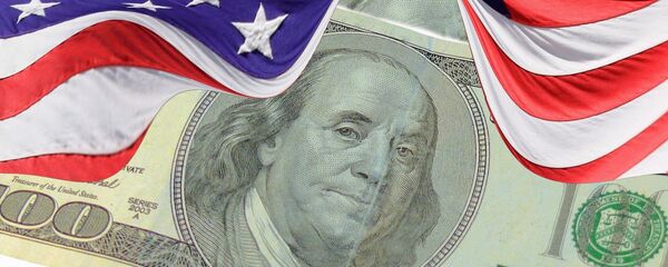 O dólar (moeda dos EUA) e a bandeira estadunidense - Sputnik Brasil