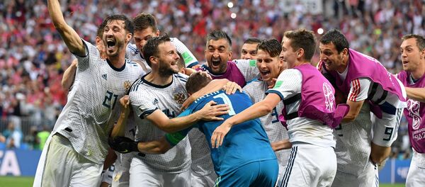 Os jogadores da Rússia celebram a vitória da equipe nas oitavas contra a Espanha no estádio Luzhniki em Moscou. - Sputnik Brasil