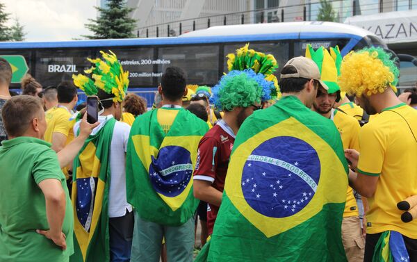 Torcida brasileira dá boas-vindas à Seleção perto do hotel Mirage, em Kazan, em 5 de julho de 2018 - Sputnik Brasil