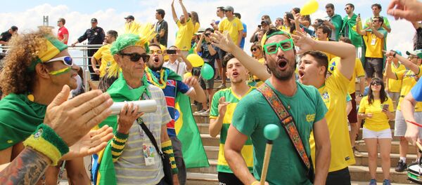 Torcida brasileira dá boas-vindas à Seleção perto do hotel Mirage, em Kazan, em 5 de julho de 2018 - Sputnik Brasil