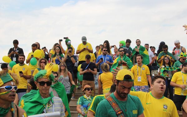 Torcida brasileira dá boas-vindas à Seleção perto do hotel Mirage, em Kazan, em 5 de julho de 2018 - Sputnik Brasil