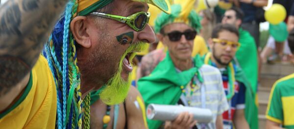 Torcedor brasileiro grita ao dar boas-vindas à Seleção perto do hotel Mirage, em Kazan, em 5 de julho de 2018 - Sputnik Brasil