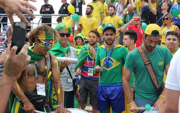 Torcida brasileira dá boas-vindas à Seleção perto do hotel Mirage, em Kazan, em 5 de julho de 2018 - Sputnik Brasil