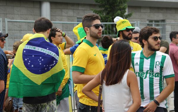 Torcida brasileira dá boas-vindas à Seleção perto do hotel Mirage, em Kazan, em 5 de julho de 2018 - Sputnik Brasil