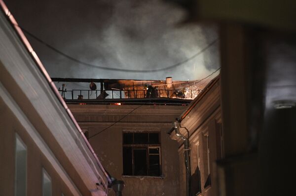 Incêndio em prédio residencial na rua Pyatnitskaya, em Moscou, neste 5 de julho - Sputnik Brasil