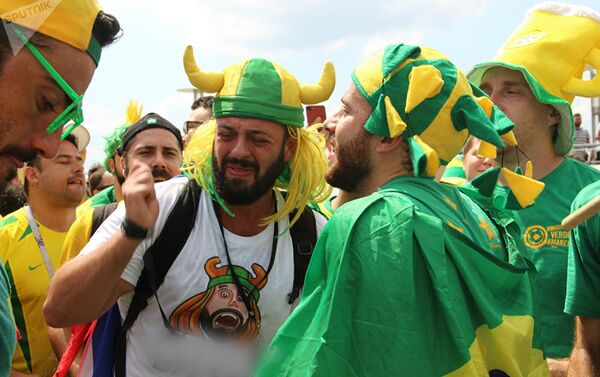 Tomer Savoia em meio à torcida brasileira, em Kazan, em 5 de julho de 2018 - Sputnik Brasil