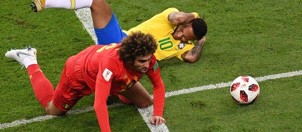 Neymar toma falta dura de Fellaini Neymar toma falta dura de Fellaini - Sputnik Brasil