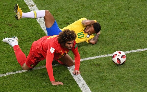 Neymar toma falta dura de Fellaini - Sputnik Brasil