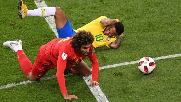 Neymar toma falta dura de Fellaini - Sputnik Brasil