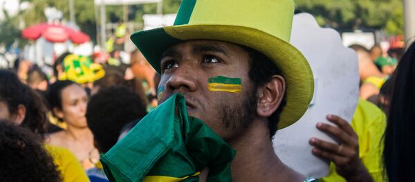 Torcedor sofre durante o jogo que eleiminou o Brasil na Copa do Mundo de 2018. Torcedor sofre durante o jogo que eleiminou o Brasil na Copa do Mundo de 2018. - Sputnik Brasil