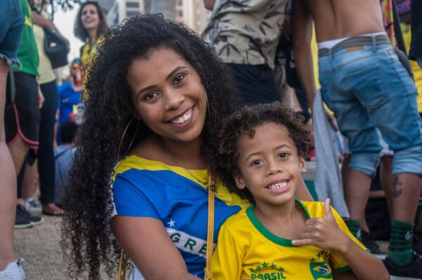 Ariana Cristina Ribeiro e seu filho assistiram ao jogo do Brasil contra a Bélgica na Praça Mauá, no Rio de Janeiro. Ariana Cristina Ribeiro e seu filho assistiram ao jogo do Brasil contra a Bélgica na Praça Mauá, no Rio de Janeiro. - Sputnik Brasil