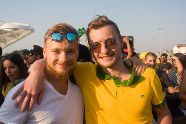 Louis (à esquerda) e Wesley (à direita), são alemães e assistiram os jogos da Copa junto com a multidão no Rio de Janeiro. Louis (à esquerda) e Wesley (à direita), são alemães e assistiram os jogos da Copa junto com a multidão no Rio de Janeiro. - Sputnik Brasil