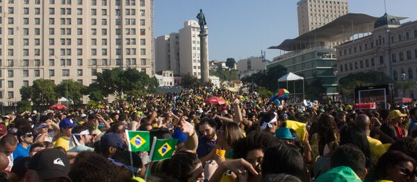 Multidão se aglomera na Praça Mauá, no Rio de Janeiro, para ver a partida entre Brasil e Bélgica pelas quarta de final da Copa do Mundo de 2018. - Sputnik Brasil
