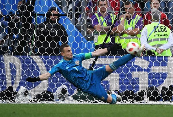 Goleiro da Seleção Russa, Igor Akinfeev, rebatendo a bola com o pé no jogo das oitavas entre as seleções da Espanha e da Rússia - Sputnik Brasil