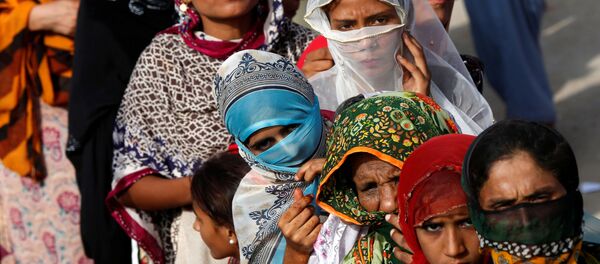 Apoiadoras do político paquistanês Bilawal Bhutto Zardari, presidente do Partido Popular do Paquistão, durante seu discurso na campanha eleitoral na cidade de Thatta Apoiadoras do político paquistanês Bilawal Bhutto Zardari, presidente do Partido Popular do Paquistão, durante seu discurso na campanha eleitoral na cidade de Thatta - Sputnik Brasil