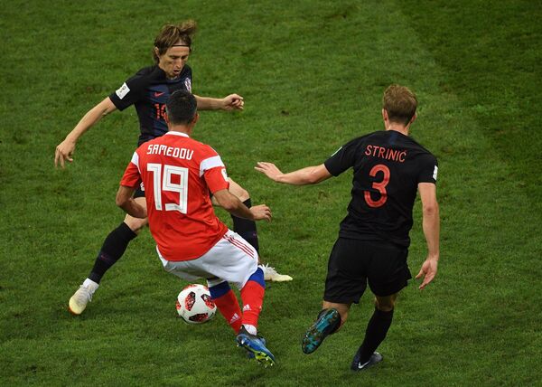 Samedov divide a bola bom Strinic e Modric. - Sputnik Brasil