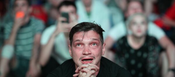 Torcedor russo sofre com a tensão da partida entre Rússia e Croácia pelas quartas de final da Copa do Mundo de 2018. - Sputnik Brasil