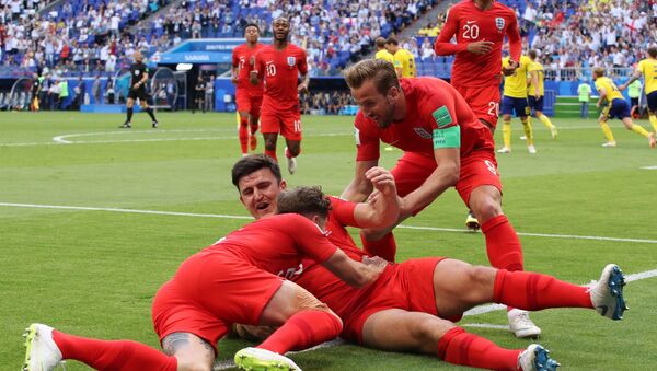 Jogadores da seleção da Inglaterra comemoram gol em jogo das quartas de final contra a Suécia. - Sputnik Brasil