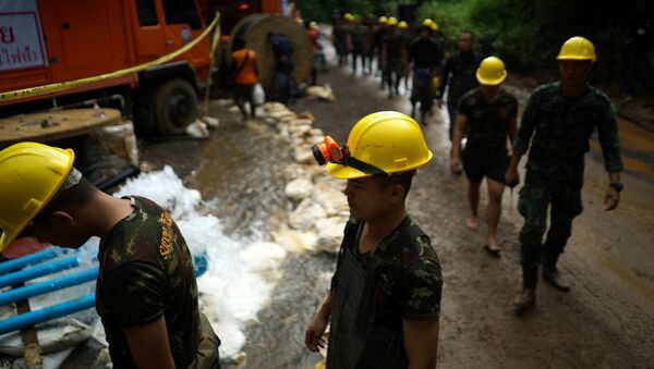 Operación de rescate de los niños atrapados en una cueva en Tailandia - Sputnik Brasil