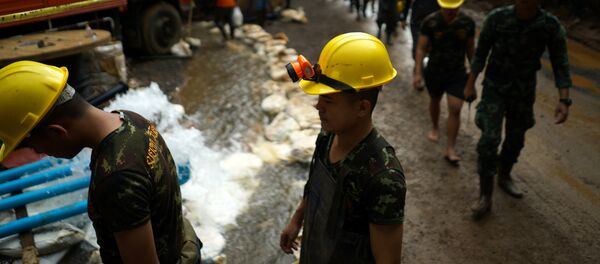 Operación de rescate de los niños atrapados en una cueva en Tailandia Operación de rescate de los niños atrapados en una cueva en Tailandia - Sputnik Brasil