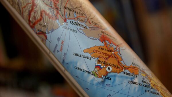 Mapa político enrolado da Europa. Tais mapas mostrando a Crimeia como parte da Federação Russa estão agora à venda em Simferopol - Sputnik Brasil