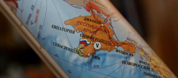 Mapa político enrolado da Europa. Tais mapas mostrando a Crimeia como parte da Federação Russa estão agora à venda em Simferopol - Sputnik Brasil