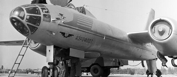 Avião Il-28 no aeródromo - Sputnik Brasil