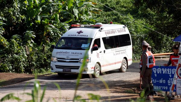 Ambulância supostamente transportando o quinto menino resgatado da caverna de Tham Luang, na província Chiang Rai, Tailândia, 9 de julho de 2018 - Sputnik Brasil