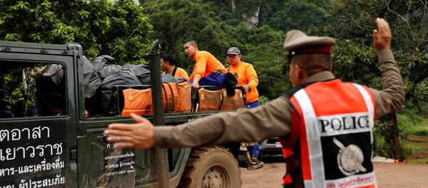 Participantes da operação de resgate dos 12 meninos e seu técnico junto ao complexo de cavernas Tham Luang, Tailândia, 8 de julho Participantes da operação de resgate dos 12 meninos e seu técnico junto ao complexo de cavernas Tham Luang, Tailândia, 8 de julho - Sputnik Brasil