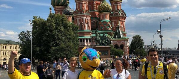 A Fiel Canarinho se diverte na Praça Vermelha, em Moscou. - Sputnik Brasil