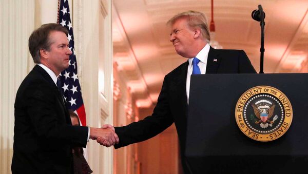 O presidente dos EUA, Donald Trump, com o juiz Brett Kavanaugh (E), indicado por ele para a Suprema Corte, na Casa Branca - Sputnik Brasil